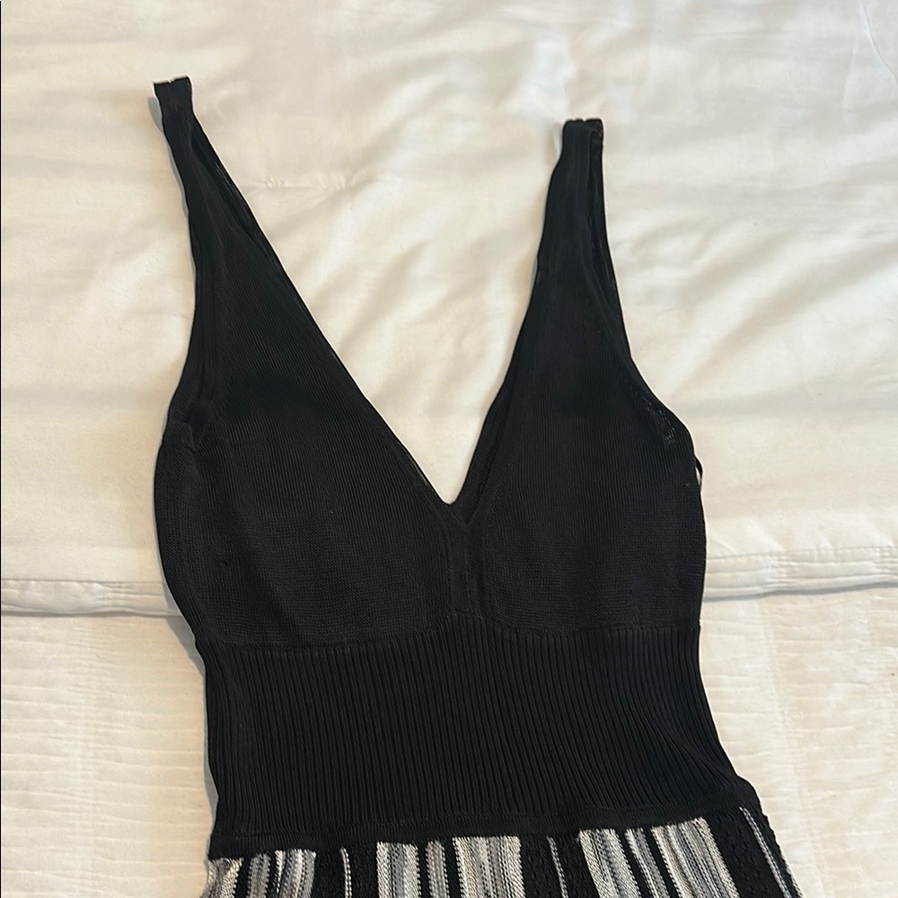 Guess Black and White Pleated V-Neck Cocktail Dress - Picture 6 of 15
